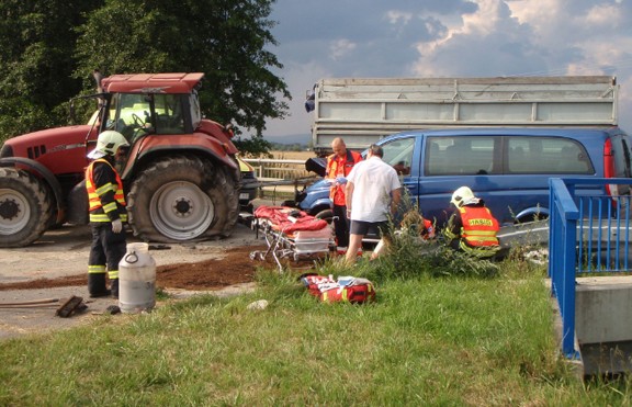 Zásah u dopravní nehody traktoru s osobním vozidlem