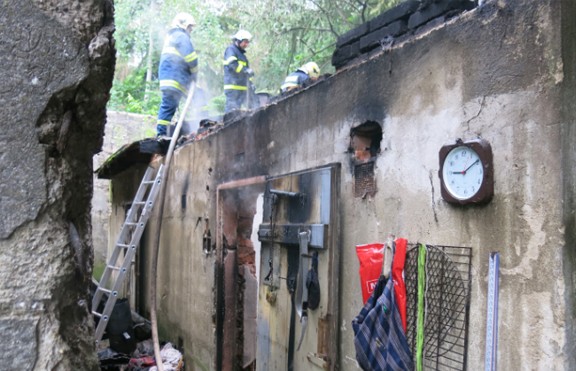 Z původně ohlášeného požáru v lese nakonec hořel nevyužívaný vojenský sklad ve Šternberku.